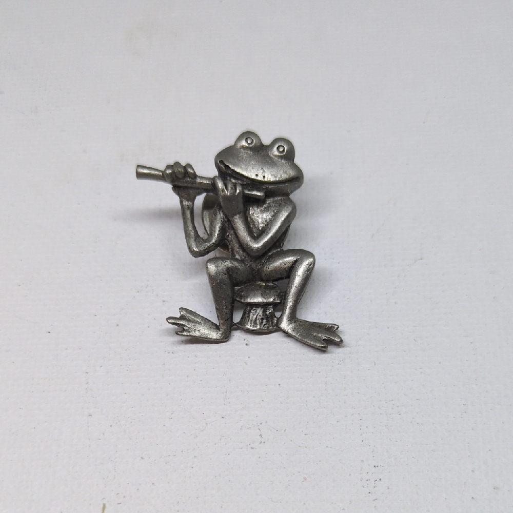 Vintage Pewter Frog Playing The Flute Sitting On A Mushroom Pin Brooch